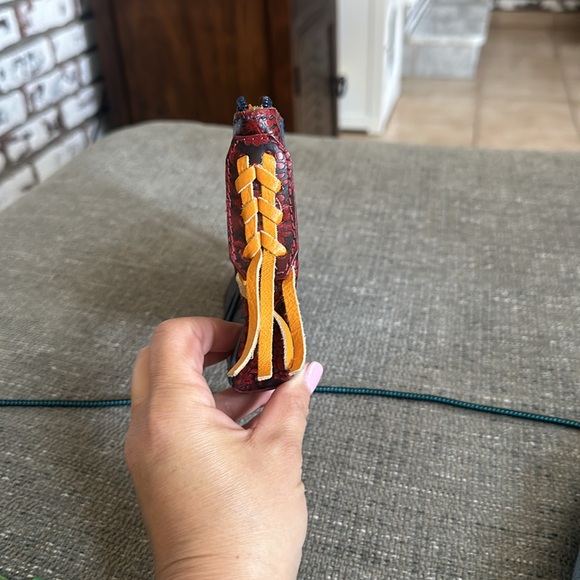 EUC Holii Clutch purchased in India perfect size wristlet - Picture 5 of 6